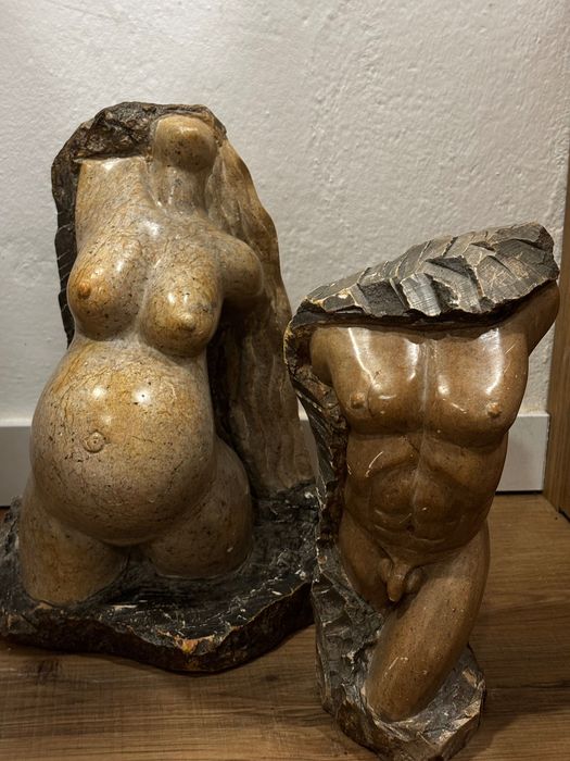 Duas estátuas em mármore 
Mulher grávida e busto de homem