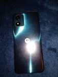 Motorola e 13 niebiesko metaliczny tył telefonu
