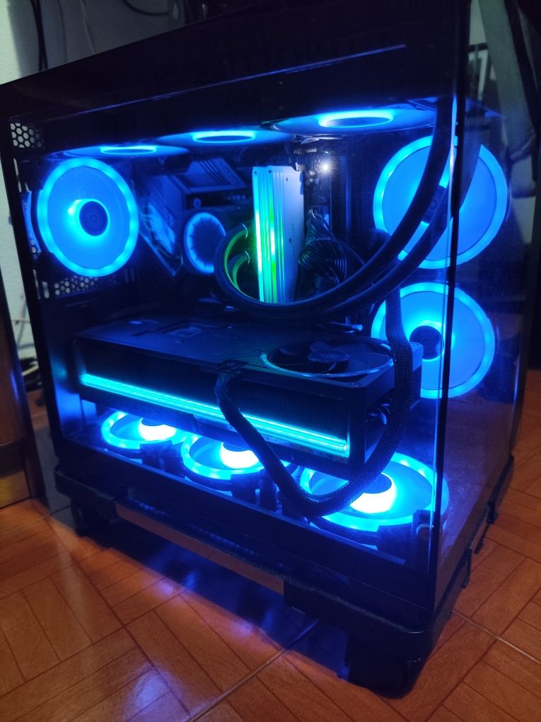 Caixa estilo Fishtank PCCOOLER com 5 ventoinhas