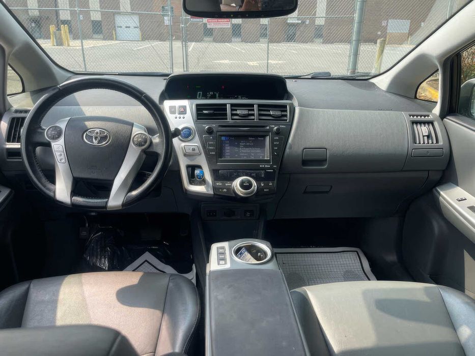 Toyota Prius v Five      2014