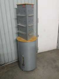 Expositor giratório com sistema anti roubo e armário com fechadura