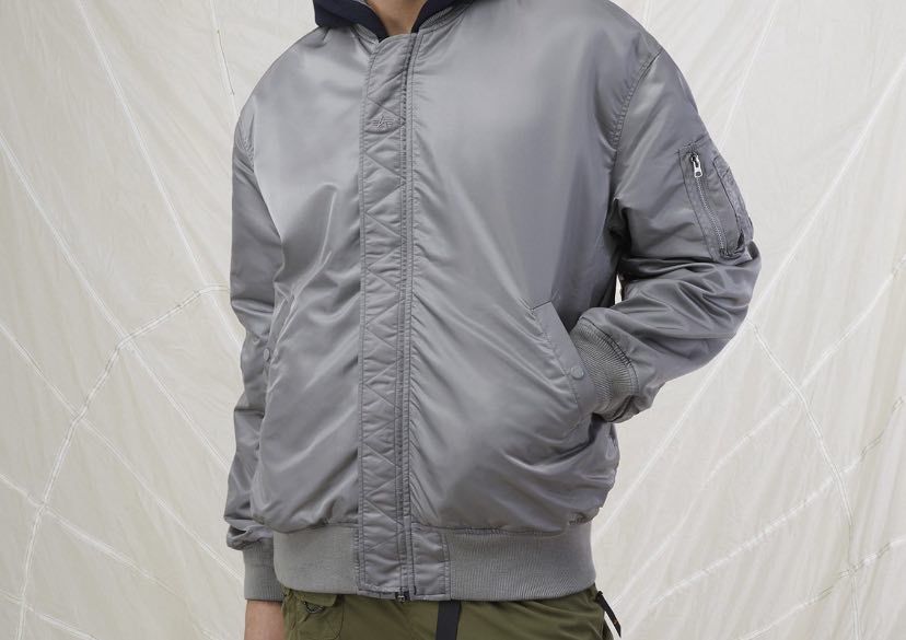 Продам бомбер Alpha industries