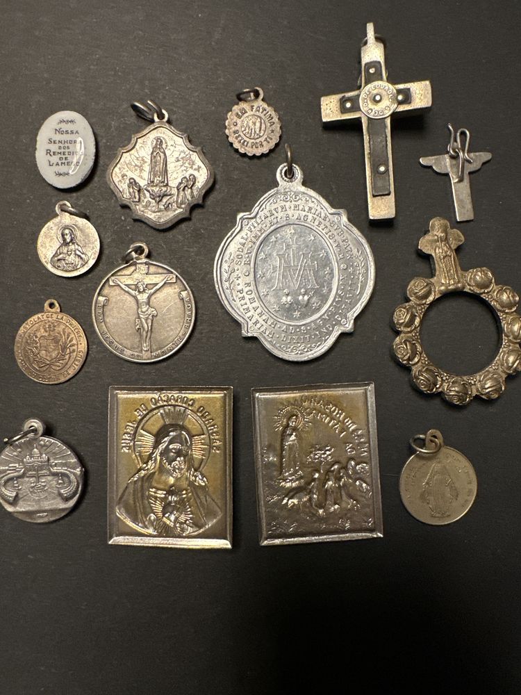 Medalhas religiosas e crucifixos