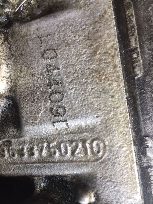 Cabeça de motor com rampa de injeção