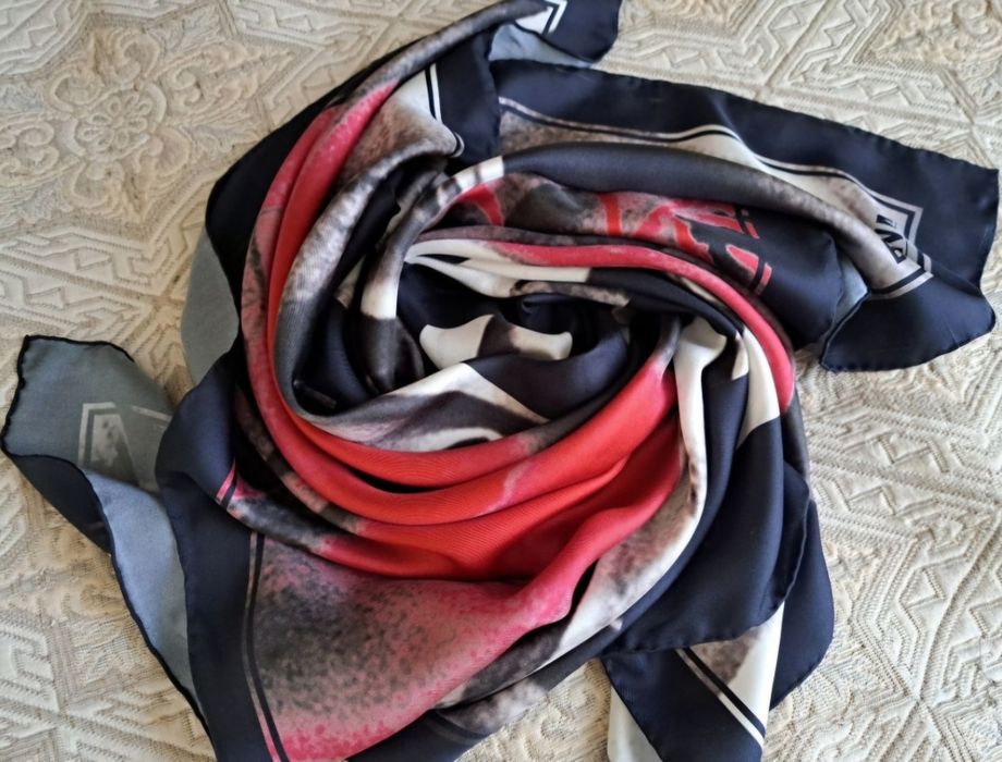 Тонкий платок з натурального шовку відомого бренду Fisba Stoffels.