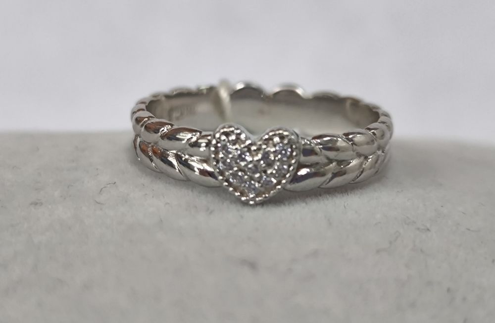 Кольцо золотое белое 17 Сердечко