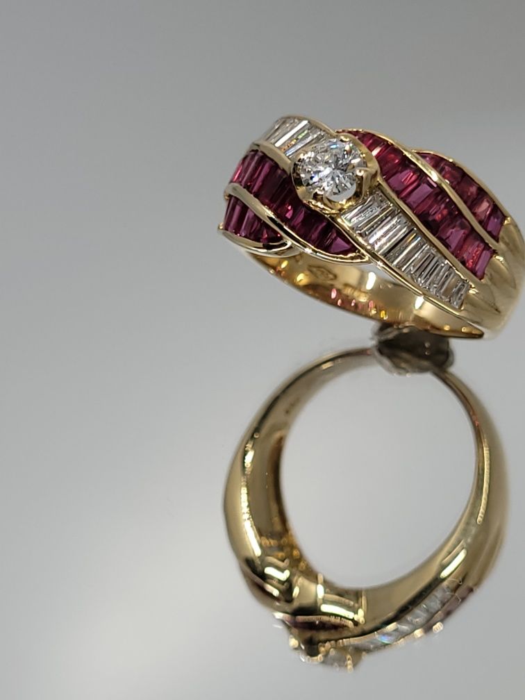 Złoty pierścionek z rubinami i diamentami