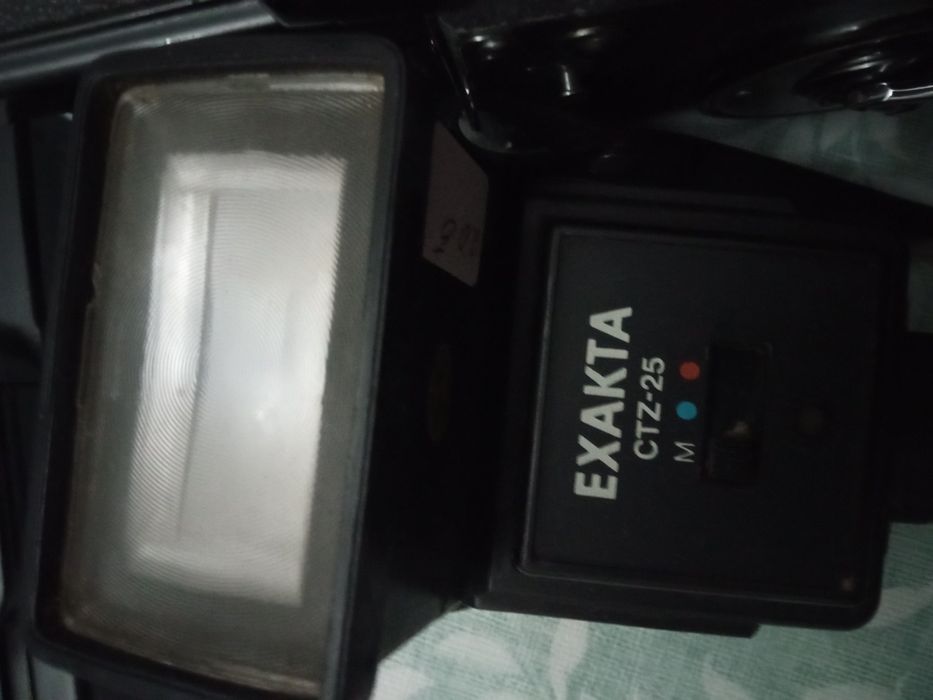 Quatro máquinas fotográficas. a Yashica está a funcionar,