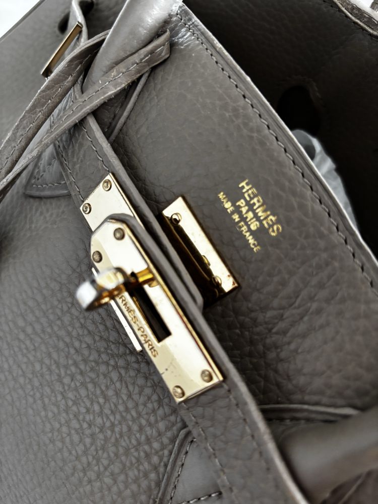 Mala Hermes com marcas