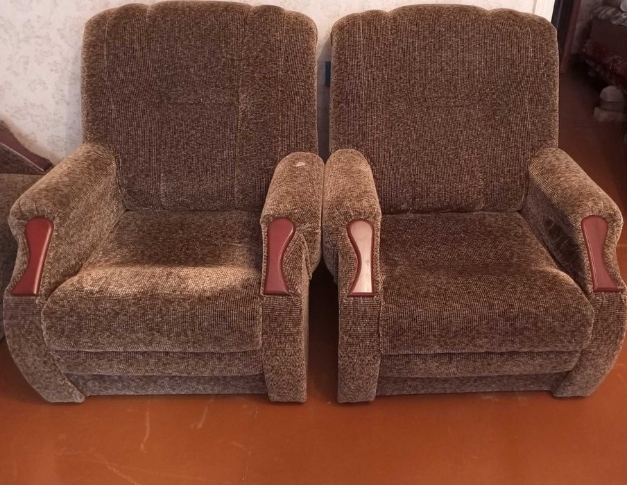 Крісла, диван, шкаф, Ліжко