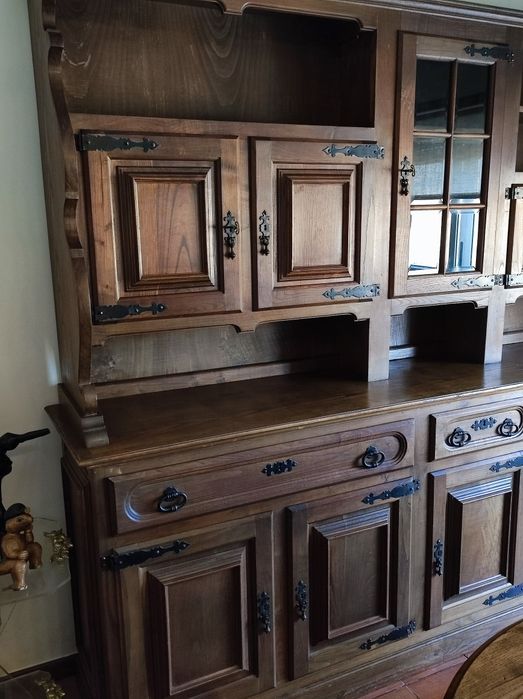 Conjunto mesa oval e armário em carvalho maciço