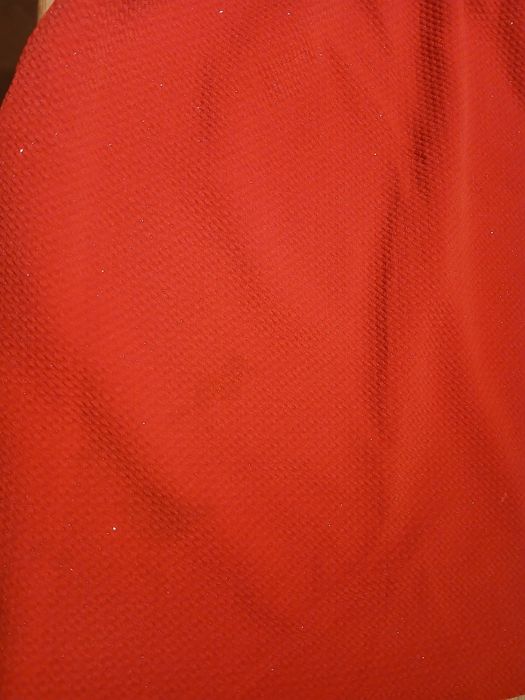 Czerwona błyszcząca sukienka