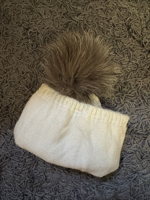 Зимняя белая теплая шапка с бубоном