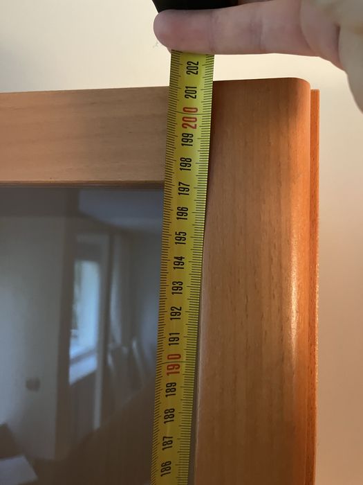 Regal ze szkalnymi drzwiami