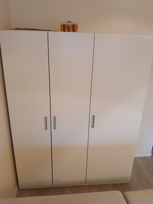 Biała szafa trzydrzwiowa