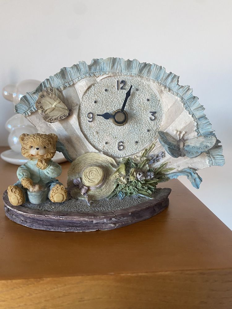 Relógio de mesa vintage de pedra com ursinho e jardim