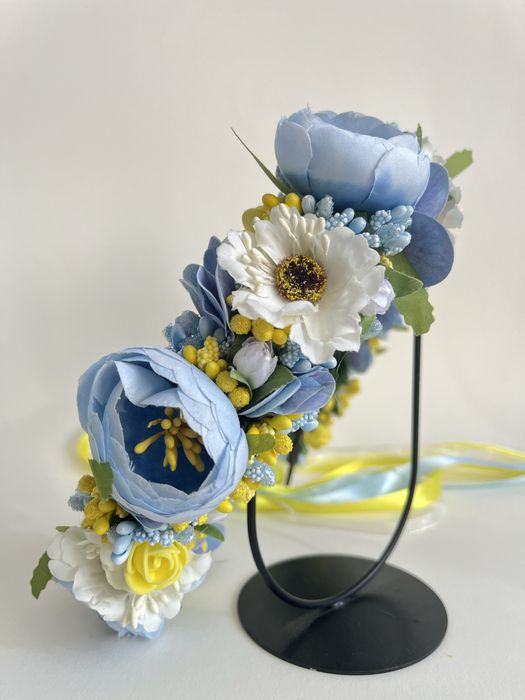 Пишний плетений віночок зі стрічками в патріотичних кольорах