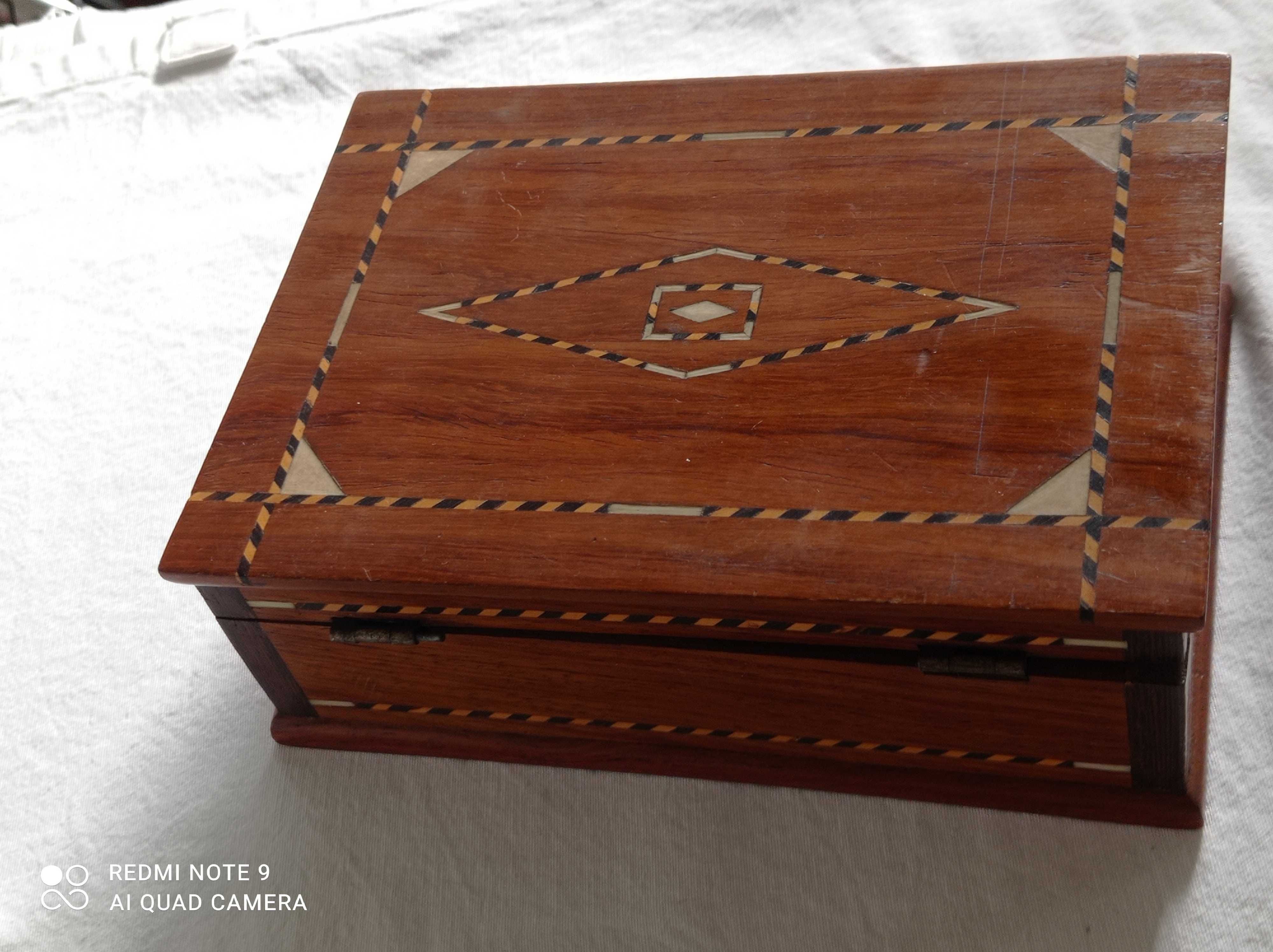 Caixa de madeira antiga com aplicações de madeiras diferentes