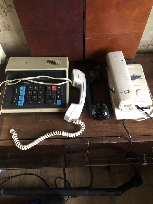 Старі телефони та радіо