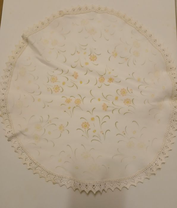 Naperon redondo florido com renda