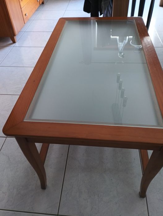 Aparador e mesa de apoio.