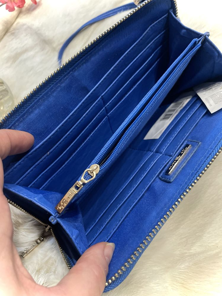 Mała niebieska torebka, portfel, kopertówka na pasku