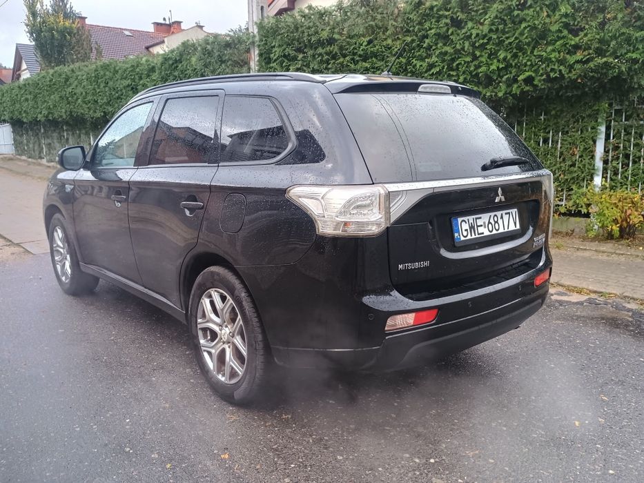 Anglik Mitsubishi Outlander hybryda PHEV 2015rok skóry