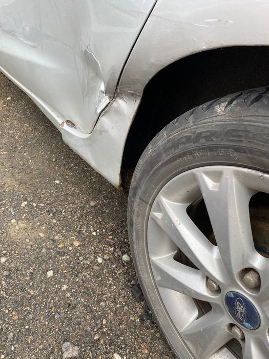 Ford fiesta MK7 uszkodzony lewy bok