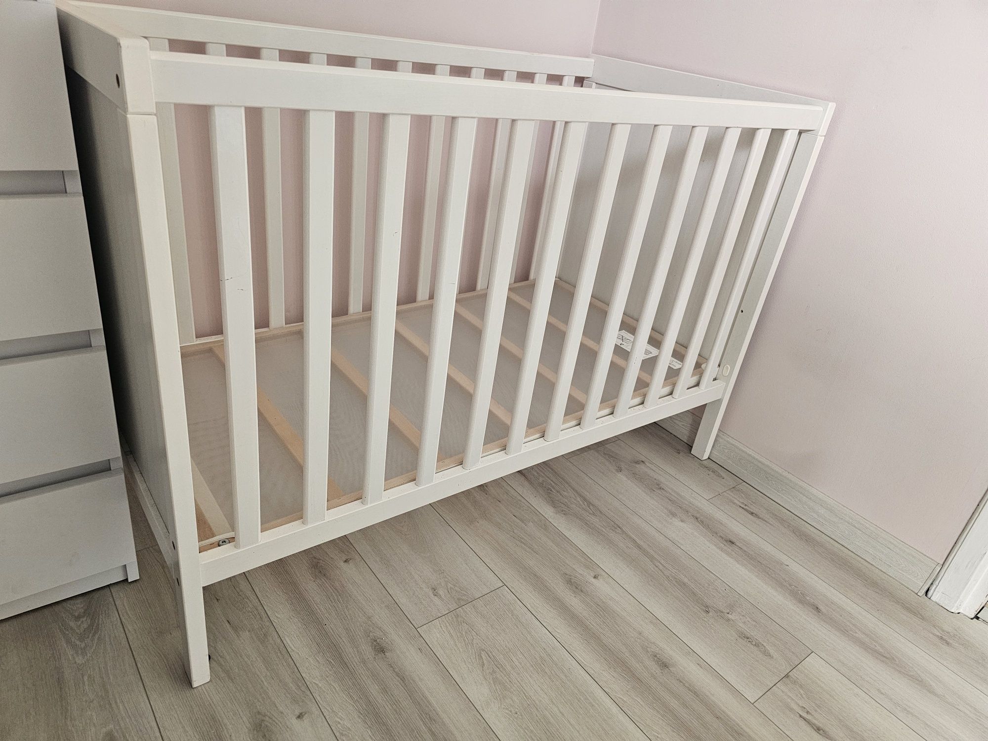 Białe Łóżeczko dziecięce Ikea