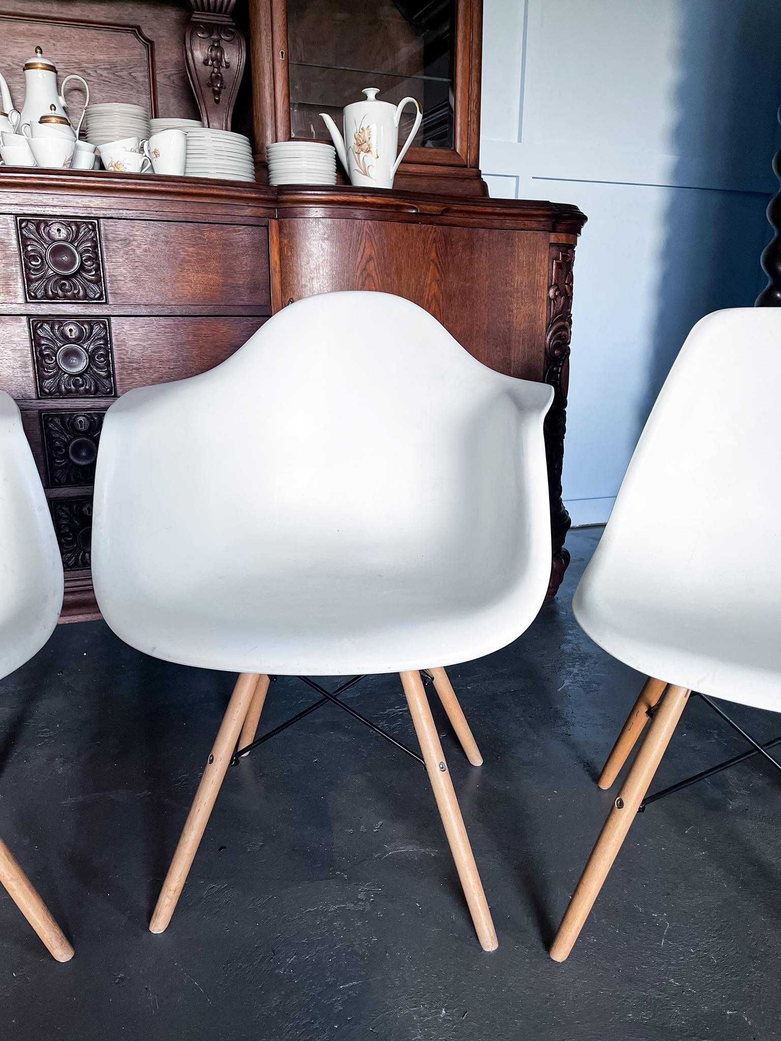 Komplet 4 nowoczesnych, designerskich krzeseł w stylu skandynawskim.