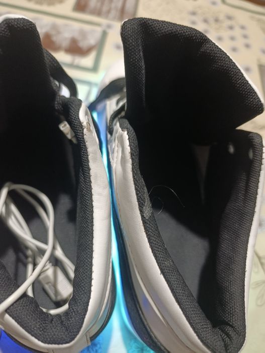 Кроссовки с подсветкой 12 режимов. Ярко святят. Разрядка от кабеля юсб