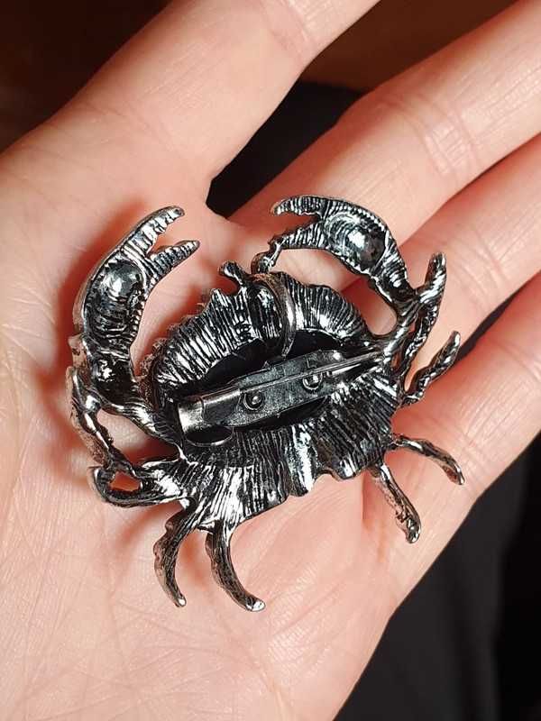Pendente ou broche / pregadeira caranguejo com concha ou imitação