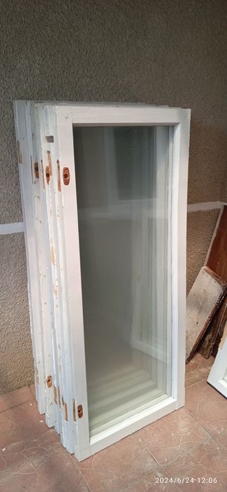 Вікна дерев'яні,б/уяк новістояли з внутрішньої сторони,в гараж,теплиця