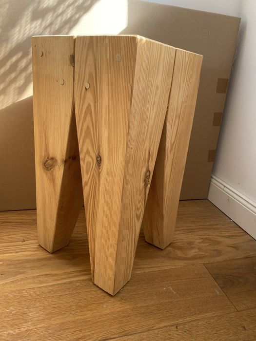 Taboret z krokwi sosnowych
