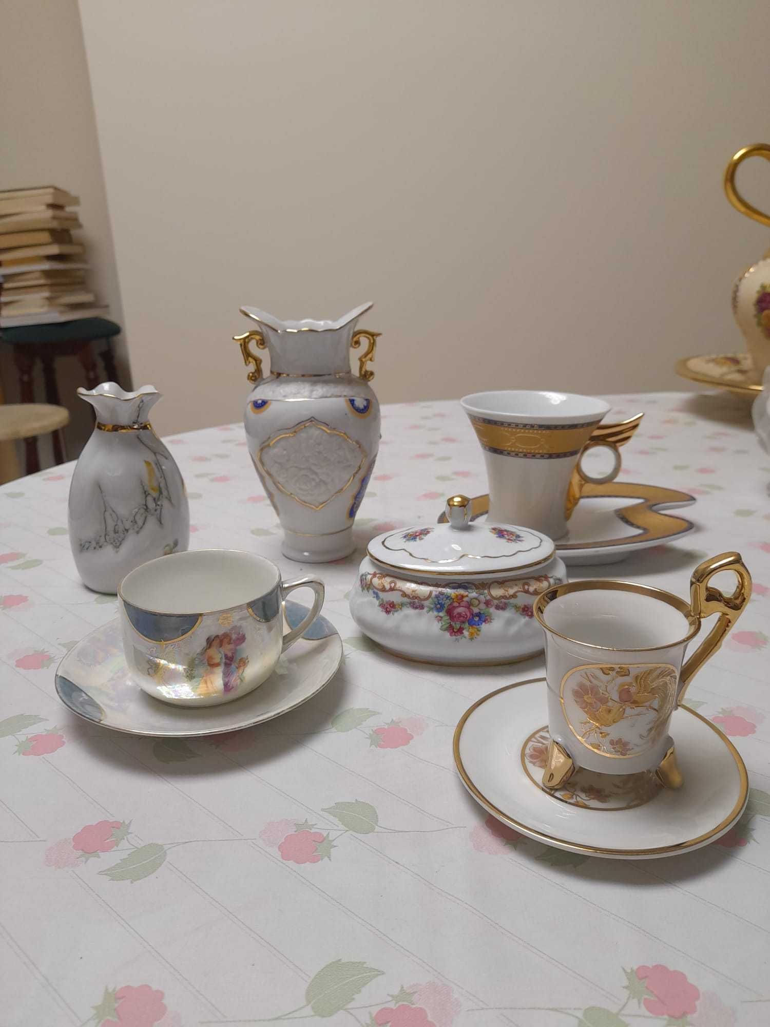 Conjuntos de porcelanas e objetos variados para a casa