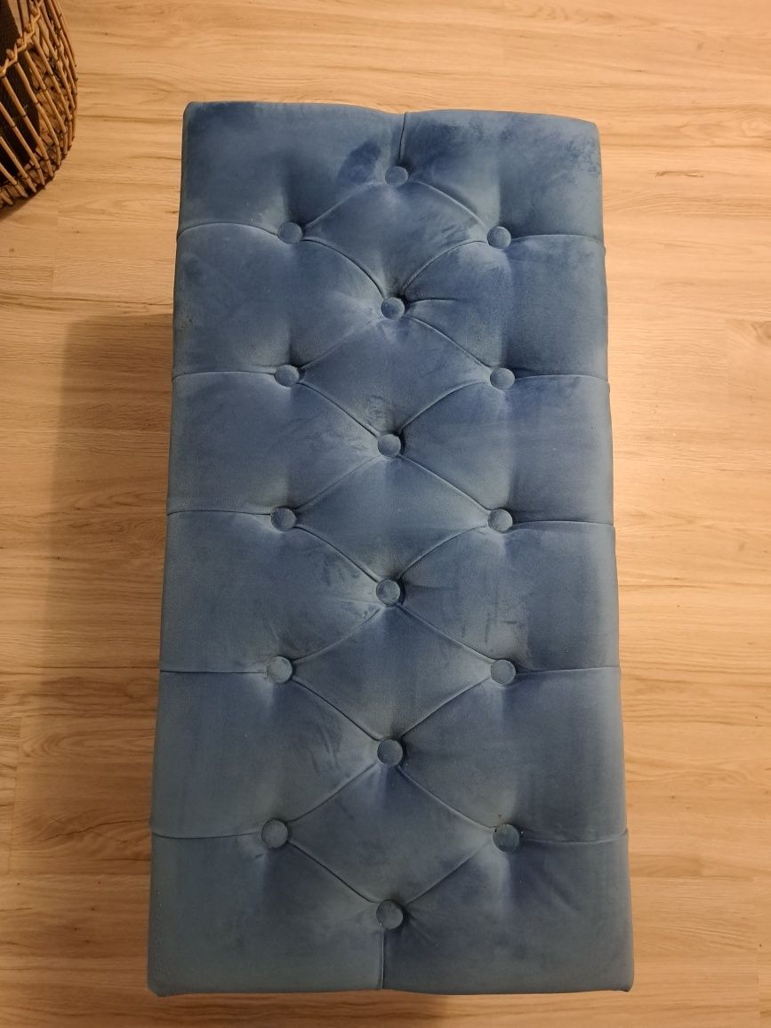 Ławeczka tapicerowana niebieska pufa siedzisko