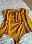 Body com folhos de cor mostarda