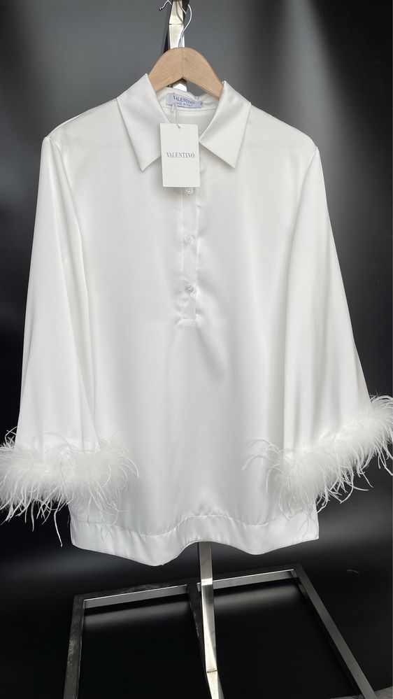 Белое платье с перьями Valentino