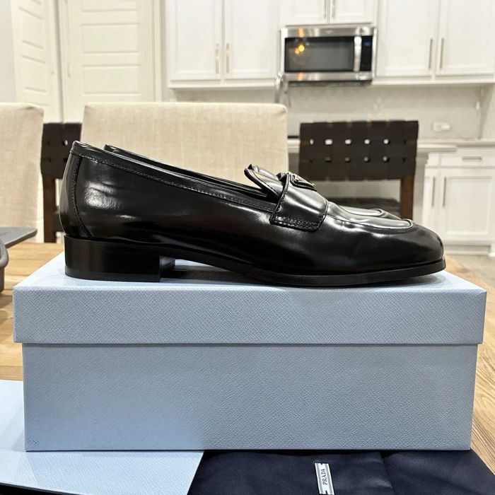 Mocassins Prada em couro preto com logotipo, tamanho 39, novos com cai