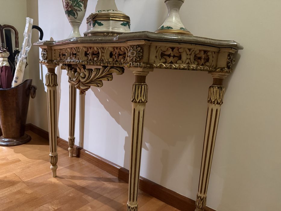 Comoda trabalhada com pedra