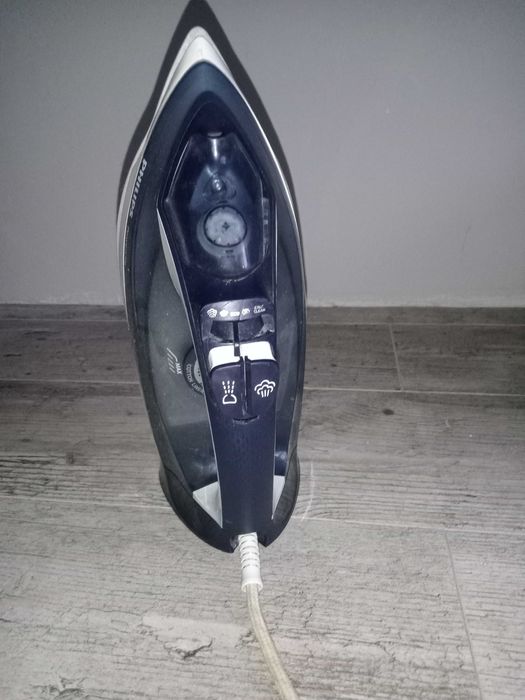 Утюг philips моргает красным но не греет))