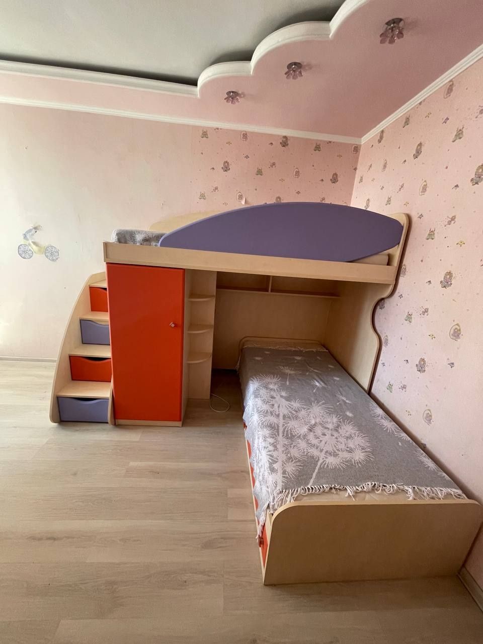 Дитяче ліжко, шафа