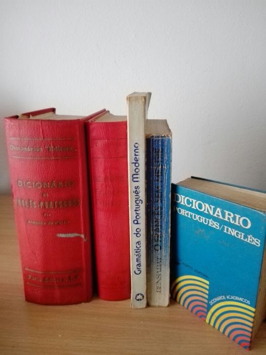 Vários livros de saúde e dicionário