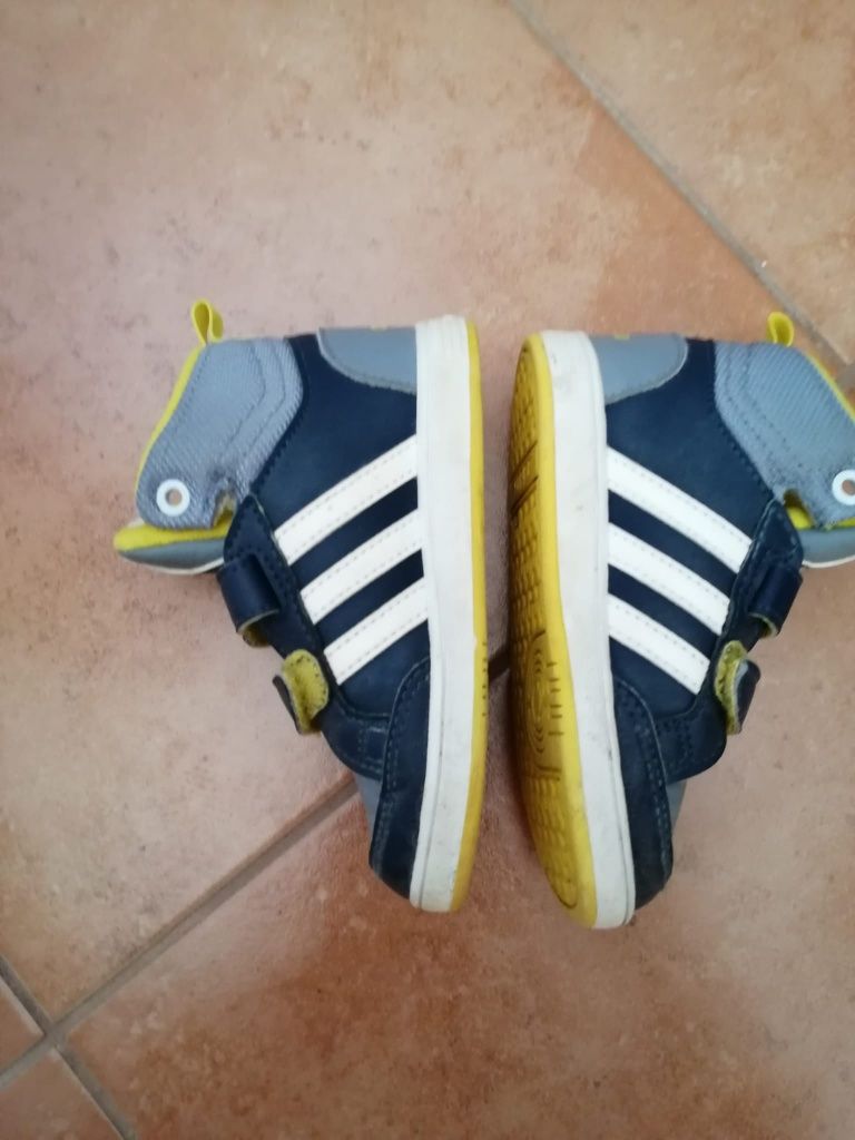 Ténis criança N°23,24    6€