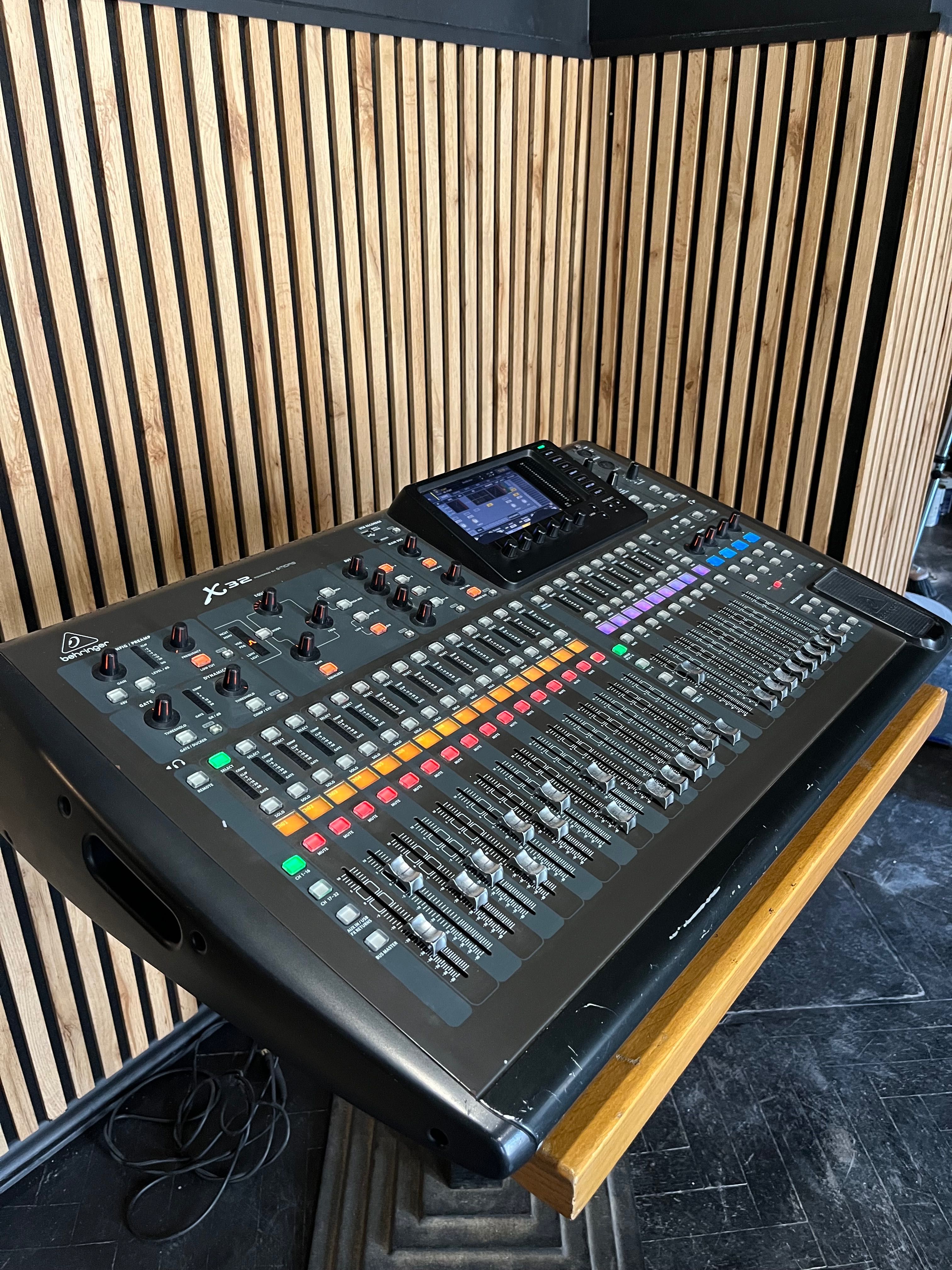 Stół Mikserski Behringer x32