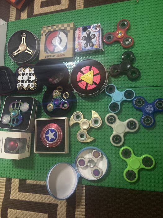 коллекция спиннеров (fidget spinners)