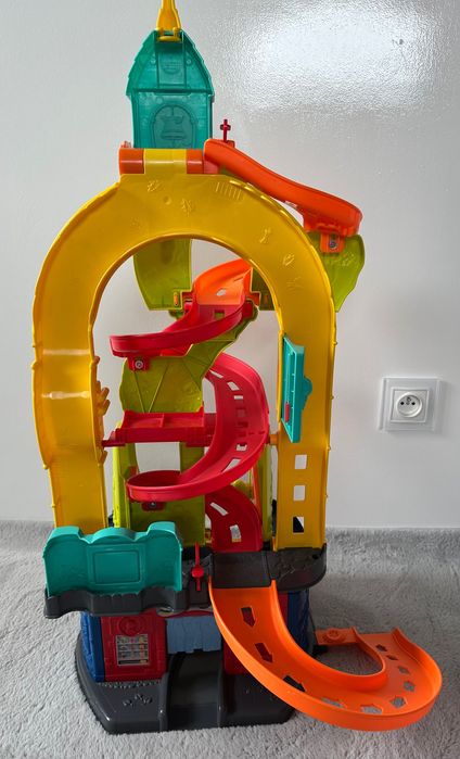 Tor, zjeżdżalnia, garaż Fisher Price