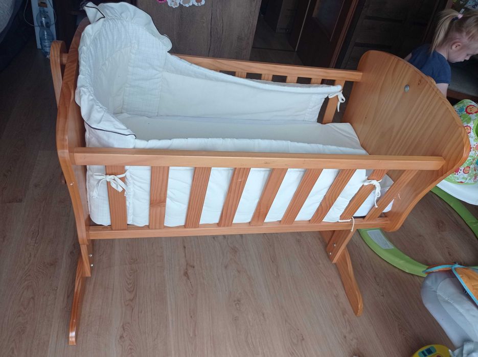 Kołyska dziecięca z materacem i ochraniaczem