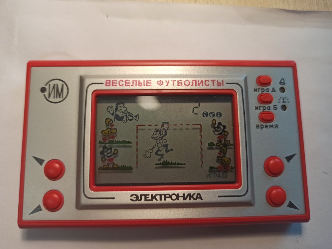 Gra elektroniczna z czasów PRL-u "Weseli footboliści". ZSRR