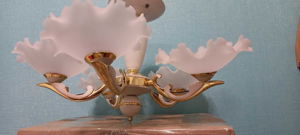 Продам белую люстру на 5 плафонов в хорошем состоянии